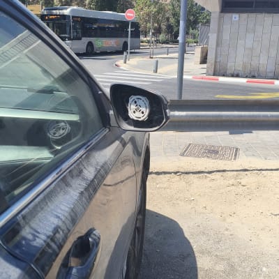 מראה צד של רכב ללא זכוכית במרכז עירוני