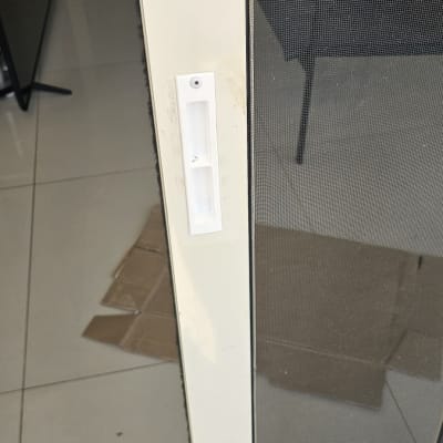 החלפת ידית שקועה במסגרת רשת הזזה לחלון