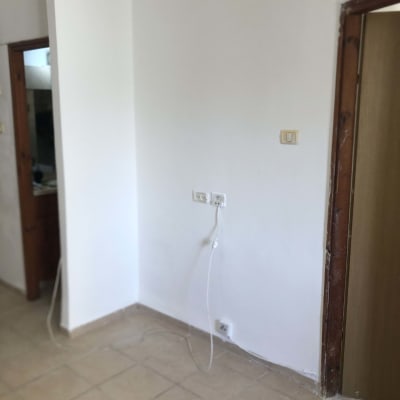 קיר עם שקעי חשמל וחוטים, חלק מעבודת שיפוץ