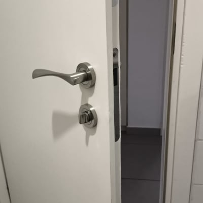 דלת לבנה עם ידית מתכת כסופה