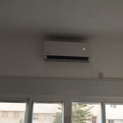 מזגן מותקן על קיר פנימי עם תצוגת טמפרטורה