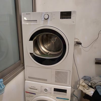 מכונת כביסה ומייבש כביסה מוערמים זה על זה