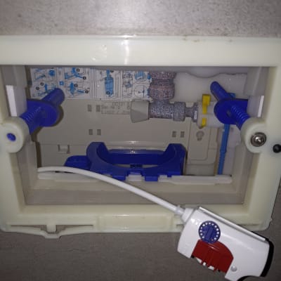 חלקי צנרת וכלים בתוך קופסה לבנה