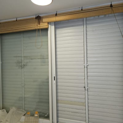 תריסים וכלים לתיקון על שולחן