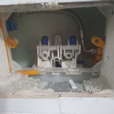 תמונה של עבודת אינסטלציה עם צינורות וכלים