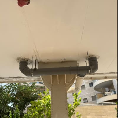 צינור אפור מותקן בתקרה עם מחברים