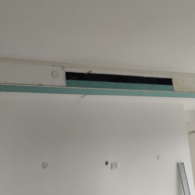 תקרת גבס עם עבודת צבע חלקית