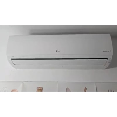 מזגן מותקן על קיר לבן