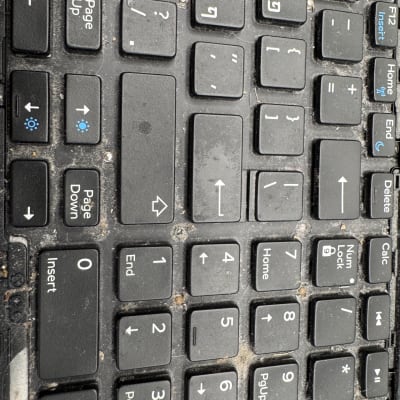 מקלדת מחשב עם מקשים מלוכלכים ואבק