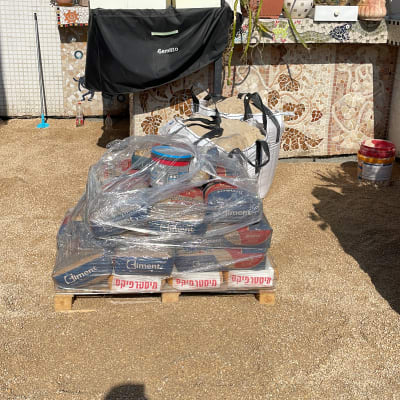 מוצרים עטופים בניילון על משטח עץ