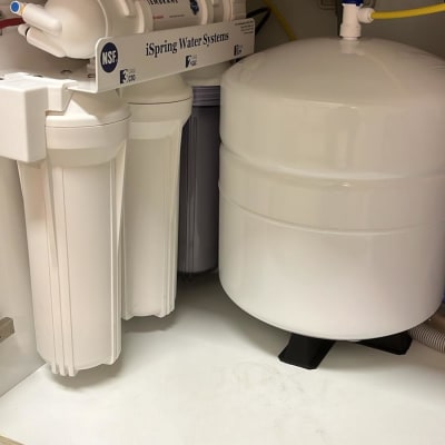 מערכת סינון מים עם מסננים ומיכל לחץ