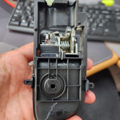 חלק פנימי של מכשיר עם קפיץ ומתכת