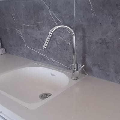 ברז נירוסטה מעל כיור במטבח מודרני