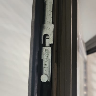 חלק מתכת של תריס או חלון עם מנגנון נעילה