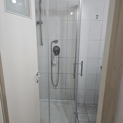 מקלחון זכוכית עם דלתות הזזה וברז מקלחת