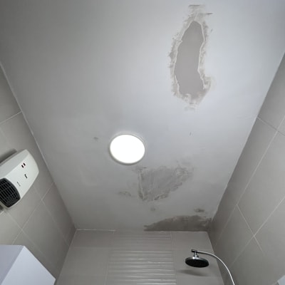 תקרה עם סימני רטיבות ותיקוני צבע