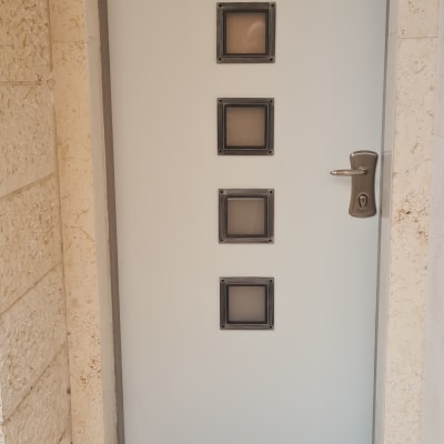 דלת עם ארבעה חלונות מרובעים וידית מתכת