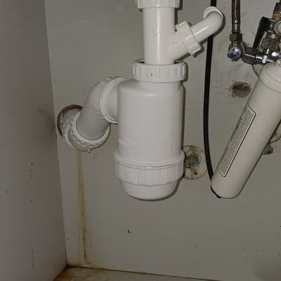 צנרת מתחת לכיור עם חיבורים שונים