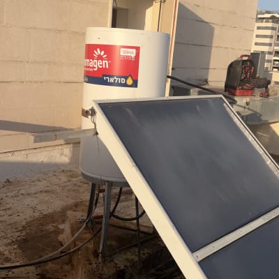 דוד שמש ומערכת סולארית על גג