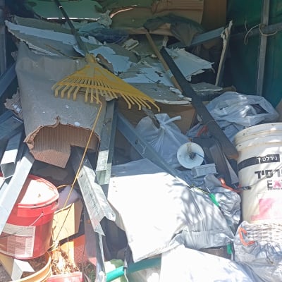ערימת פסולת בניין בתוך משאית ירוקה
