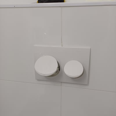 לחצן הדחה כפול עם מברג על מדף