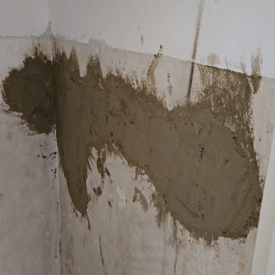 קיר עם תיקון טיח, סימני רטיבות