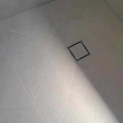 רצפת אריחים עם ניקוז במרכז