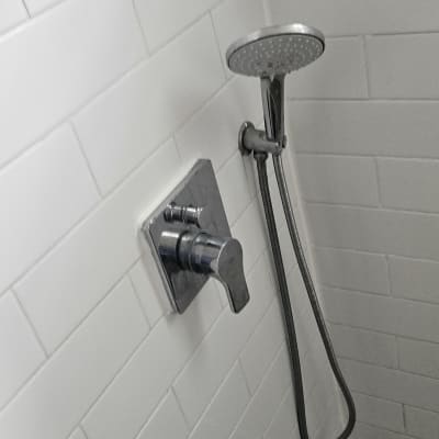 ברז מקלחת עם אטימה בין אריחים