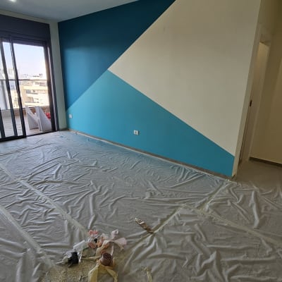 קיר צבוע בצבע כחול עם דוגמה גיאומטרית