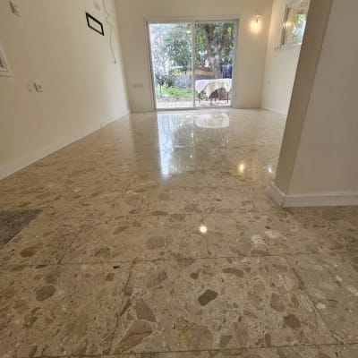 רצפה נקייה ומבריקה בחדר עם חלון גדול