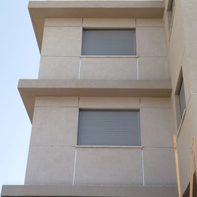 בניין עם דוקרנים למניעת יונים על המדפים