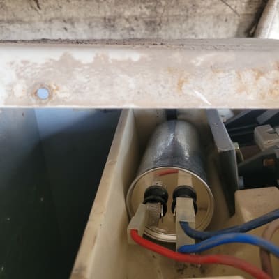 קבל מתכת עם חוטים אדומים וכחולים במזגן