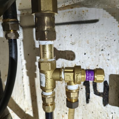 חיבורים וצינורות מתכת בעבודת אינסטלציה