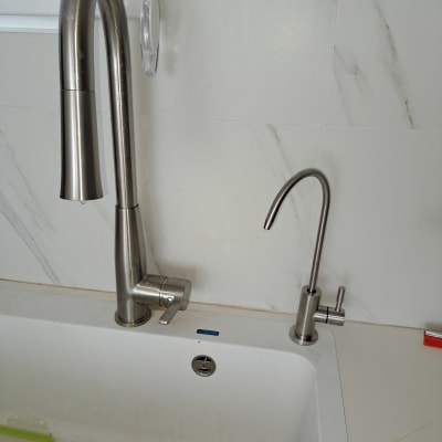 ברז נירוסטה מעל כיור מטבח לבן