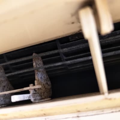 חלק פנימי של מזגן עם סימני חלודה