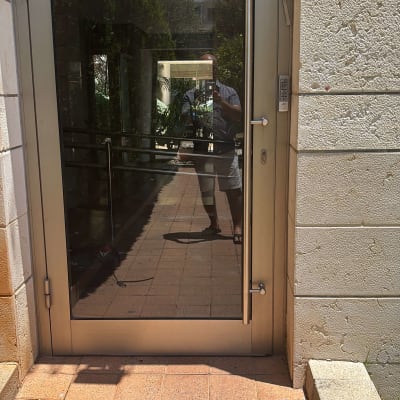 דלת זכוכית עם השתקפות של אדם