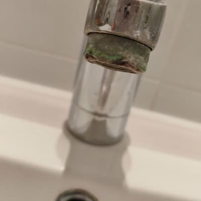 ברז עם אבנית ולכלוך, זקוק לניקוי