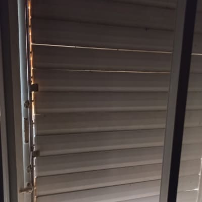 תריסים סגורים עם אור חודר בין החריצים