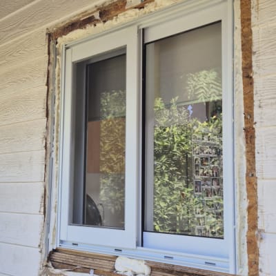 חלון אלומיניום מותקן בקיר חיצוני עם בידוד