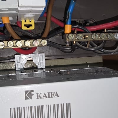 חוטי חשמל ומחברים בלוח חשמל