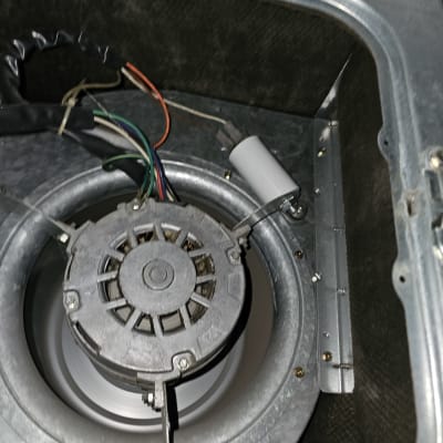 מאוורר מתכת עם חוטים צבעוניים ומנוע חשמלי