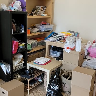 מדפים עם קופסאות, נעליים, קרטונים ושקיות לארגון הבית