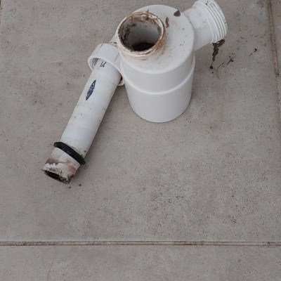 צינור פלסטיק לבן על רצפה אפורה