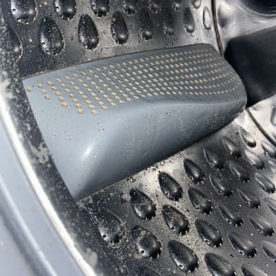 תוף מכונת כביסה עם חורים וכתמים