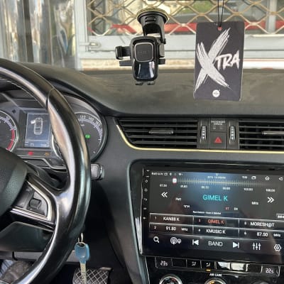 מערכת מולטימדיה ברכב עם הגה ומסך תצוגה