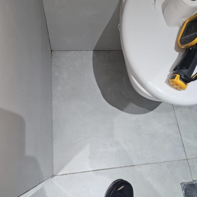 מד טמפרטורה על אסלה ליד נייר טואלט