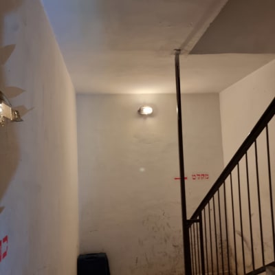 מנורת קיר דולקת בחדר מדרגות