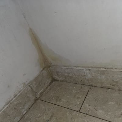 רטיבות בקיר פינת חדר עם סימני נזילה