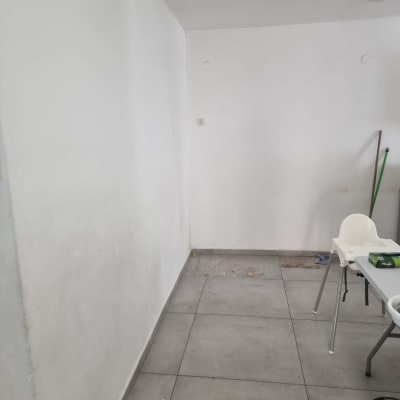 קיר צבוע עם כיסא ושולחן בחדר ריק