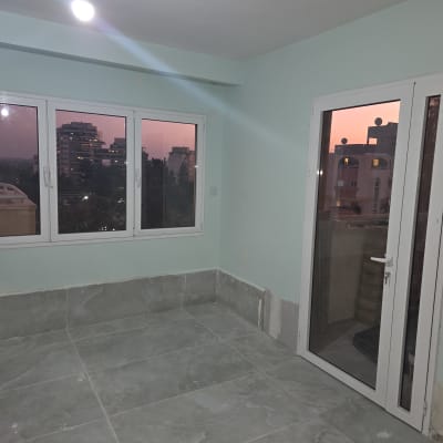 חלונות ודלת אלומיניום בחדר ריק